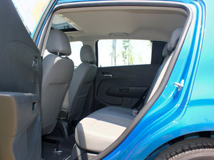 2011款1.6 SX MT  后排空间