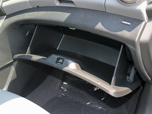 2011款1.6 SX MT  手套箱