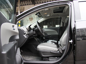 2011款1.6 SX MT 前排空间