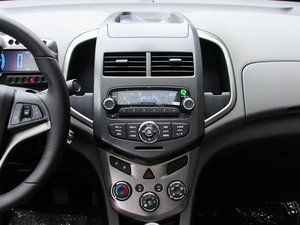 2011款1.6 SX MT 中控台