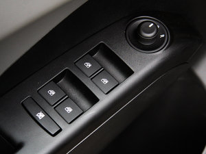 2011款1.6 SX MT 主驾车窗控制区	