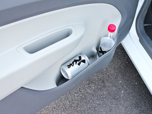 2011款1.4L EMT幸福版 前门储物空间