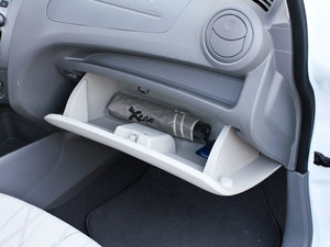 2011款1.4L EMT幸福版 手套箱