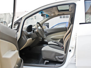 2011款1.4L EMT幸福版 前排空间