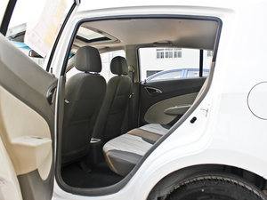 2011款1.4L EMT幸福版 后排空间