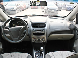 2011款1.4L EMT幸福版 内饰全景