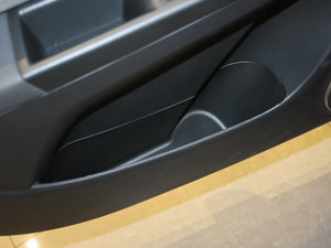 2012款1.6L 自动 SE 前门储物空间