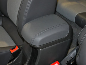 2012款1.6L 自动 SE 中央扶手箱