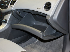 2012款1.6L 自动 SE 手套箱