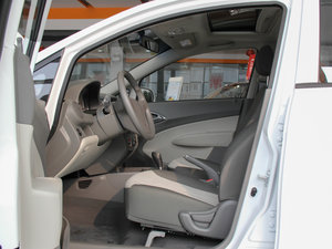 2013款1.4L EMT优逸版 前排空间