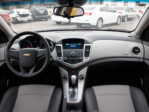 2013款1.8L 自动 SE  内饰全景
