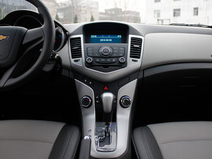 2013款1.8L 自动 SE  中控台