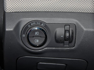2013款1.8L 自动 SE  中控区