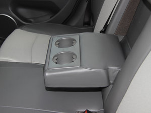 2013款1.6L 自动 SE  后排中央扶手