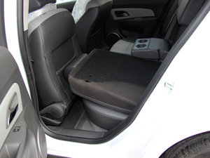 2013款1.6L 自动 SE  后排座椅放倒