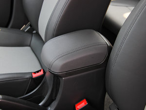 2013款1.6L 自动 SE  中央扶手箱