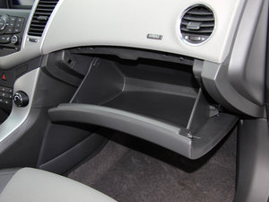 2013款1.6L 自动 SE  手套箱