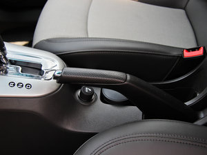 2013款1.6L 自动 SE  驻车制动器