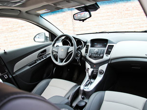 2013款1.6L 自动 SE  中控区