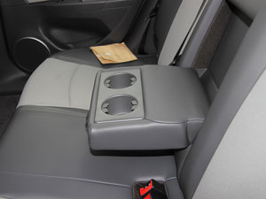 2013款1.6L 手动 SE 后排中央扶手