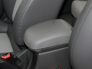 2013款1.6L 手动 SE 中央扶手箱