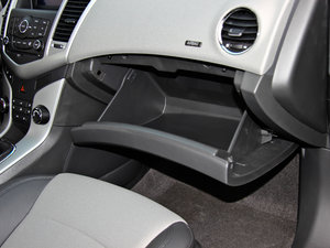 2013款1.6L 手动 SE 手套箱