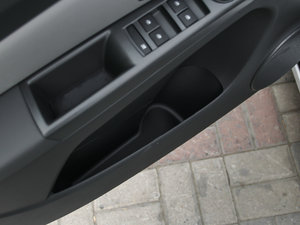 2013款1.6L 手动 SL天窗版  前门储物空间
