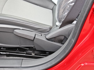 2013款1.6L 手动 SL 主驾驶座椅调节