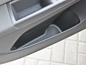 2013款1.6L 手动 SL 前门储物空间