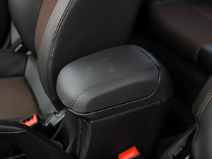 2013款掀背 1.6L 自动豪华版 中央扶手箱