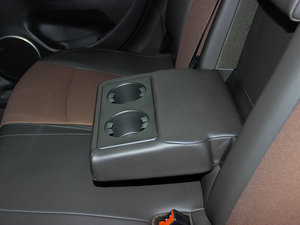 2013款掀背 1.6L 自动豪华版 后排中央扶手