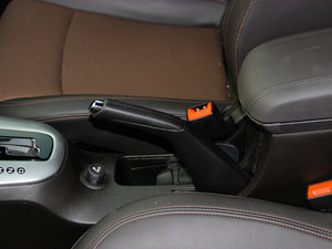 2013款掀背 1.6L 自动豪华版 驻车制动器