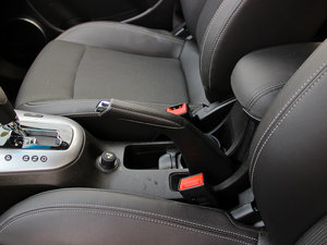 2013款掀背 1.6T 自动旗舰版 驻车制动器