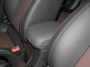 2013款掀背 1.6L 手动豪华版 中央扶手箱