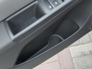 2014款1.6L 自动 SL百万纪念版 前门储物空间