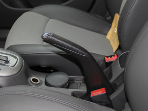 2014款1.6L 自动 SL百万纪念版 驻车制动器
