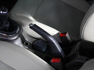 2015款经典版 1.5L 手动SE 驻车制动器