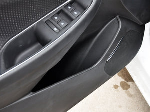 2015款1.4T 手动精英版 前门储物空间