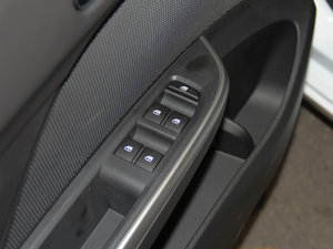2016款1.5L 自动趣行版 主驾车窗控制区	