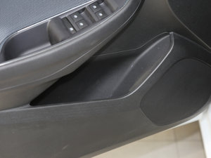 2017款1.4T DCG先锋天窗版 前门储物空间