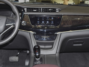 2022款2.0T 四驱豪华型 7座 中控台