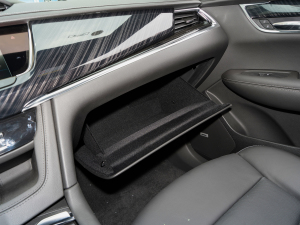 2022款2.0T 四驱豪华型标准版 6座 手套箱