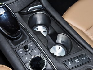 2023款2.0T 四驱铂金型黑钻版 六座 前排杯架