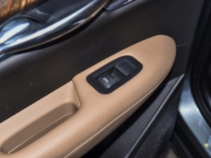 2023款2.0T 四驱铂金型黑钻版 六座 后排车窗控制区