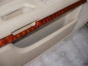 2010款3.0L 豪华版 前门储物空间