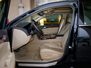 2010款3.0L 豪华版 前排空间