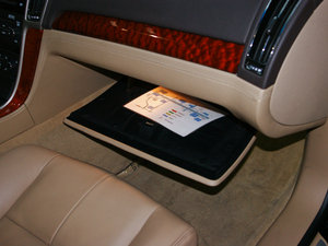 2010款3.0L 豪华版 手套箱