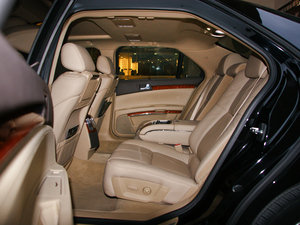 2010款3.0L 豪华版 后排空间