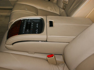 2010款3.0L 豪华版 后排中央扶手