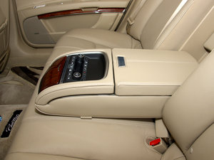 2010款3.6L 旗舰版 后排中央扶手